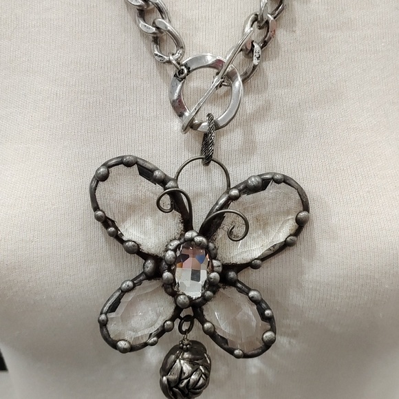Chic Silver Floral Pendant Necklace - Picture 3 of 4